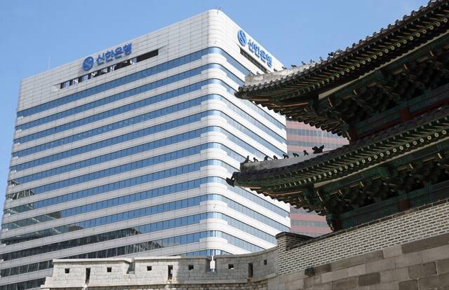 신한은행이 제4인터넷은행 더존비즈온의 더존뱅크 컨소시엄 참여를 긍정적으로 검토하고 있다. /신한은행
