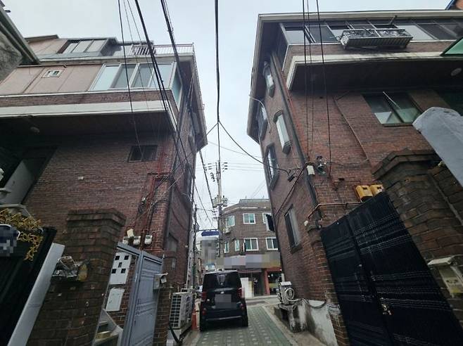 3일 서울시 성북구 안암동의 한 다세대 빌라. 가스 배관이 창틀을 에워싼 채로 뻗어있다.[사진=이지은 기자]