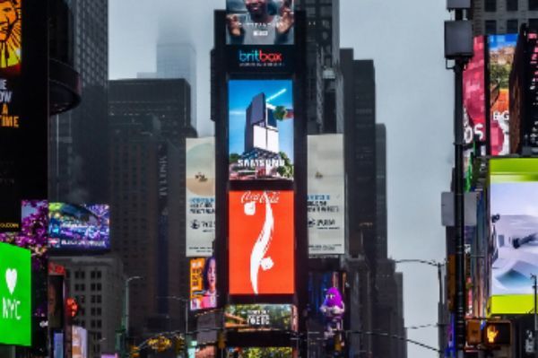 삼성전자가 미국 뉴욕 타임스스퀘어에서 '비스포크 AI 패밀리허브' 냉장고 영상으로 옥외광고를 선보이고 있다.[사진제공=삼성전자]