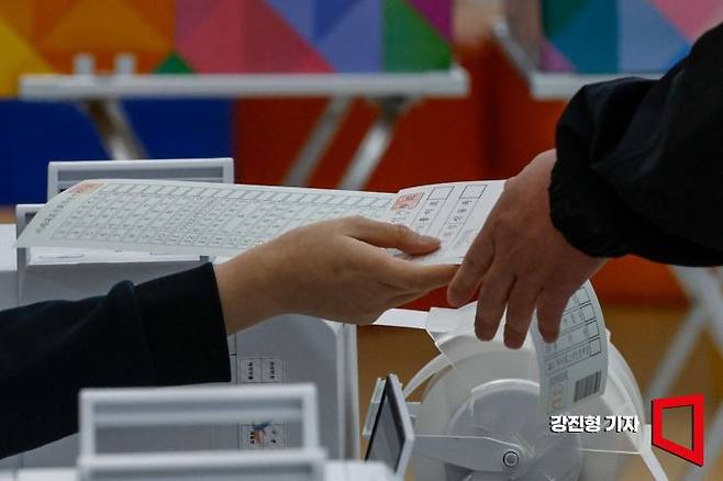 제22대 국회의원선거 사전 투표가 시작된 5일 서울 서초구 내곡동열린문화센터에 마련된 내곡동사전투표소를 찾은 유권자가 투표용지를 받고 있다. 사진=강진형 기자aymsdream@