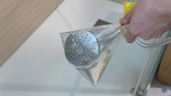 식초물에 샤워기 불리기