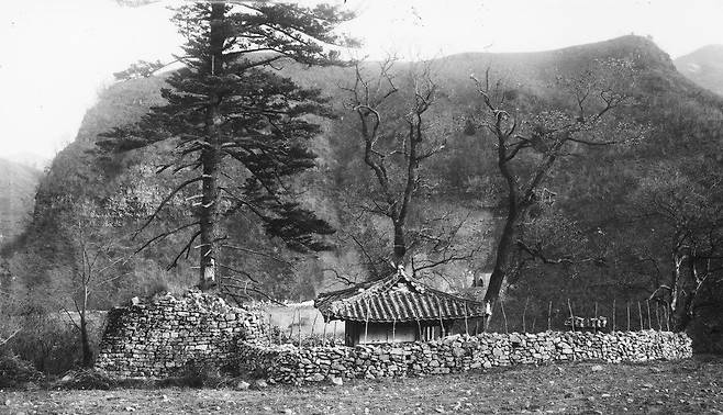 궁예의 묘로 전해지는 함경남도 안변에 있는 한 건물. 1913년 촬영한 사진. /국립중앙박물관