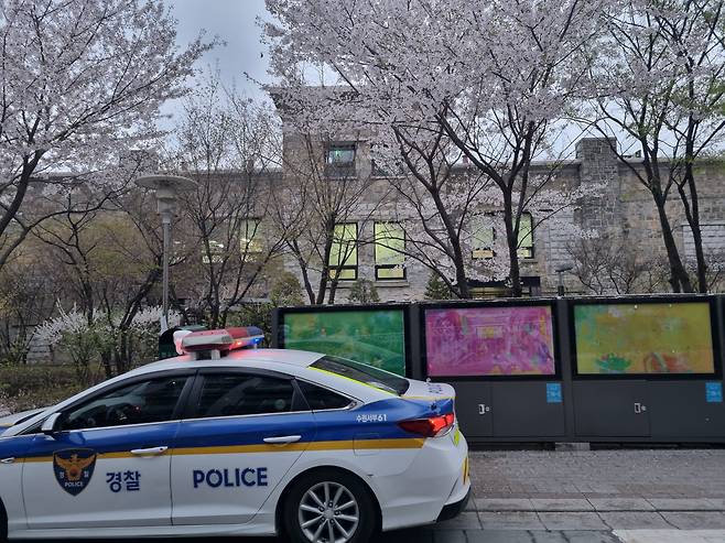 경기도 수원시 팔달구 사전투표소 인근에 대기 중인 경찰. /김양혁 기자