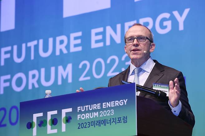 크리스 르베크(Chris Levesque) 테라파워 최고경영자(CEO)가 ‘2023 조선비즈 미래에너지포럼’에 참석해 기조연설을 하고 있다./조선비즈