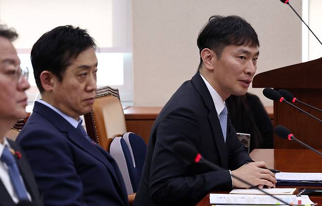 이복현 금융감독원장(오른쪽)과 김주현 금융위원장. /뉴스1