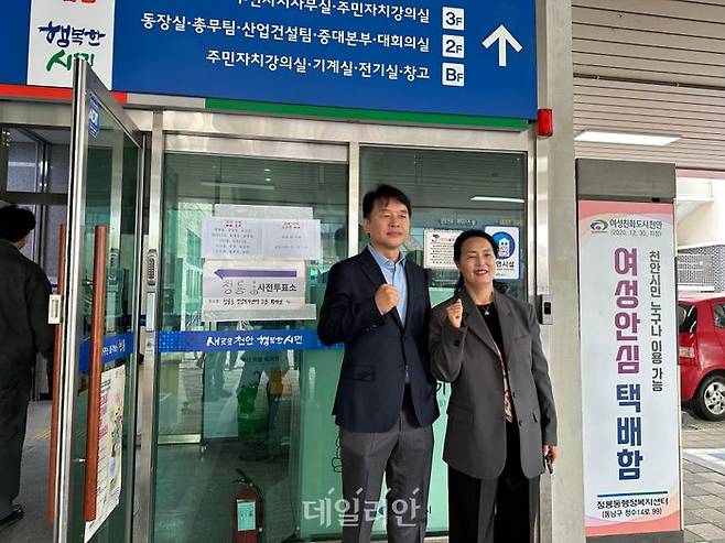 22대 총선 사전투표 첫날인 5일, '충남 정치 1번지' 천안갑 지역구에 출마하는 문진석 더불어민주당 후보가 부인과 함께 청룡동 행정복지센터에 마련된 사전투표소를 찾아 주권을 행사했다. ⓒ데일리안 강현태 기자