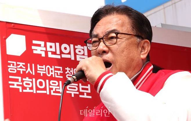 정진석 국민의힘 충남 공주부여청양 국회의원 후보가 5일 오후 충청남도 청양군 정산시장 인근에서 지지를 호소하고 있다. ⓒ데일리안 방규현 기자