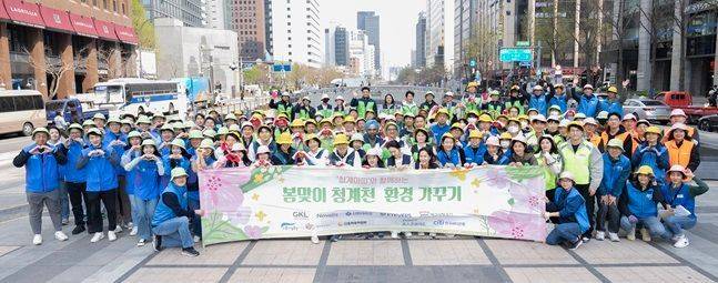 예금보험공사와 9개 공공·민간기관 임직원 150여명이 기념촬영을 하고 있다. ⓒ 예금보험공사