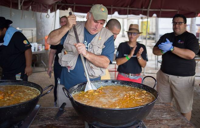 월드센트럴키친(WCK) 설립자인 호세 안드레스가 2018년 허리케인 마리아가 강타한 푸에르토리코에서 이재민에게 배급할 식사를 조리하고 있다. 사진 출처 WCK 웹사이트