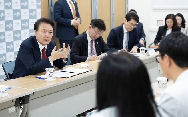 윤석열 대통령이 5일 부산시 서구 부산대병원 권역외상센터에서 의료진과 간담회를 하고 있다.  [대통령실 제공] 연합뉴스