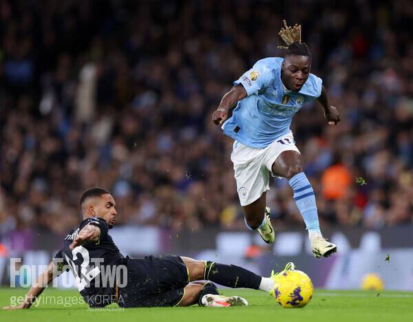 사진=게티이미지.&nbsp;제레미&nbsp;도쿠가&nbsp;훈련 내내&nbsp;17세&nbsp;유망주&nbsp;선수를 제치지 못했다는 소식이다.