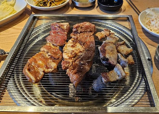 불판에서 익고 있는 양념돼지갈비. 김영동 기자