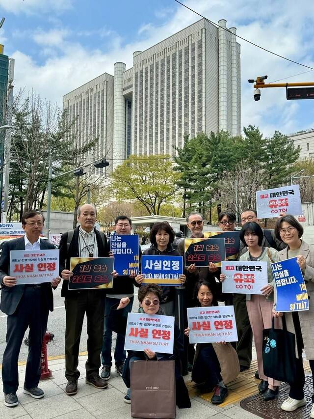 5일 오전 서울 서초동 서울중앙지법 제1별관 312호에서 응우옌티탄의 국가배상소송 항소심 두번째 심리가 끝난 뒤 원고 응우옌티탄 쪽 대리인과 방청객들이 기념촬영을 했다. 한베평화재단 제공