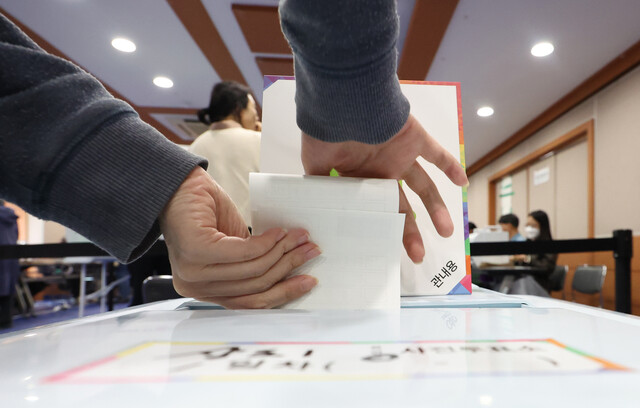 4·10 총선 사전투표가 시작된 5일 오전 서울 동작구 상도1동주민센터에서 유권자가 투표함에 용지를 넣고 있다. 연합뉴스