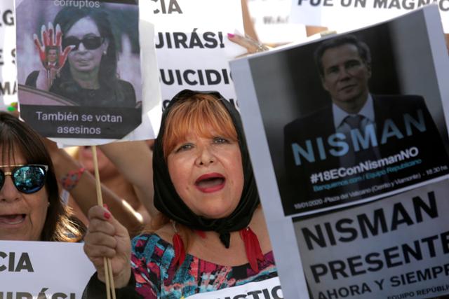 아르헨티나 시위대가 2020년 부에노스아이레스에서 알베르토 니스만을 살해한 범인 수사를 촉구하는 시위를 열고 있다. 부에노스아이레스=AP 연합뉴스