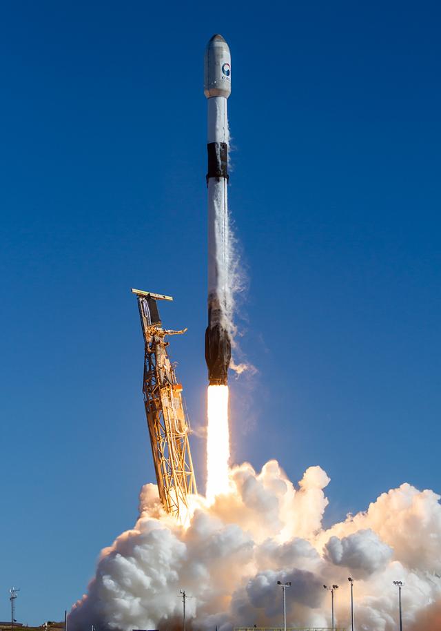 지난해 12월 2일 미국 캘리포니아 소재 밴덴버그 우주군 기지에서 우리 군 첫 정찰위성 1호기를 탑재한 미국 스페이스Ⅹ사의 우주발사체 '팰컨-9'이 발사되고 있다. 스페이스X 제공