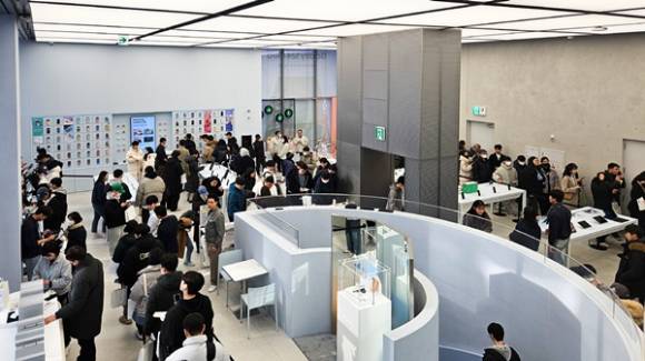 '갤럭시 S24' 시리즈 사전 개통 첫 날인 지난 1월 26일 서울시 서초구에 있는 플래그십 스토어 '삼성 강남'에서 예약자 대기하고 있는 모습. [사진=삼성전자]