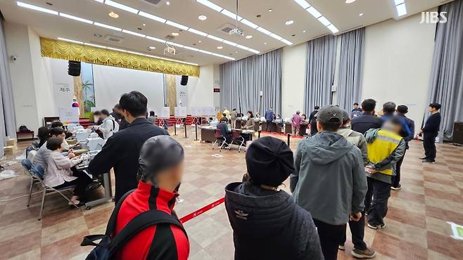 오늘(5일) 제주시청 제1별관에 마련된 이도2동 사전투표소에 유권자들의 발길이 이어지는 모습