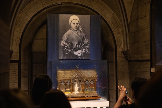 루르드 성당에 걸린 성녀 베르나데트의 사진.