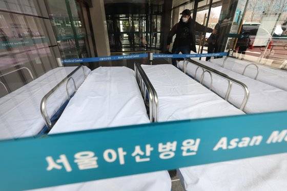 지난달 6일 서울 송파구 서울아산병원에 응급환자를 위한 침상이 놓여 있다. 뉴스1