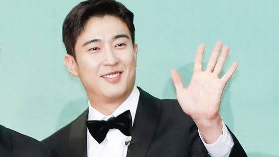 배우 강경준이 지난해 12월 23일 오후 서울시 영등포구 여의도 KBS 신관 웨딩홀에서 열린'2023 KBS 연예대상' 레드카펫 행사에 참석해 포즈를 취하고 있다. 뉴스1