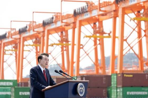 윤석열 대통령이 5일 경남 창원시 진해구 부산항 신항 7부두 개장식에서 기념사를 하고 있다. 사진 대통령실