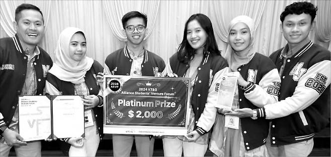 ‘2024 KT&G 국제 대학생 창업교류전’에서 대상을 차지한 인도네시아3팀의 알피안 파즈리 나스룰로 팀장(왼쪽 세 번째)과 팀원들. /이솔 기자