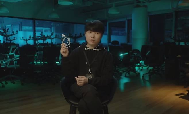 이종호 토스 보안기술 리더가 악성코드가 심겨진 '해킹잭'을 설명하고 있다. 모양은 일반 C타입 USB 충전케이블과 똑같이 생겨 구분이 불가능하다. 이 장치를 꽂기만 해도 사용자의 컴퓨터를 원격 조종할 수 있게 된다. / 사진=토스