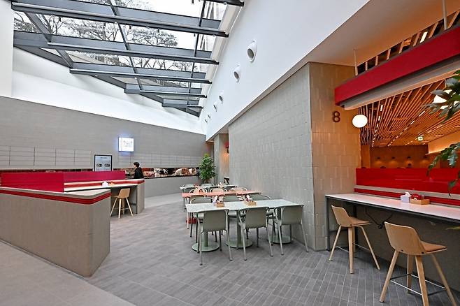 이스트키친 천장에 창을 설치해 식사를 하며 자연 채광을 받을 수 있게 했다. 사진=서범세 기자