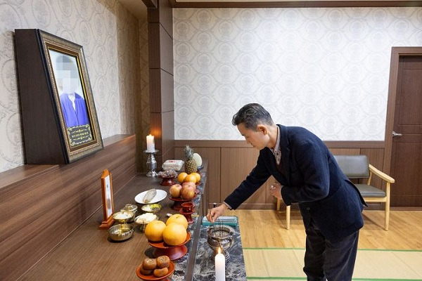 故 권옥선 할머니의 빈소를 찾은 오태원 북구청장이 조문을 하고 있다. 부산 북구청 제공