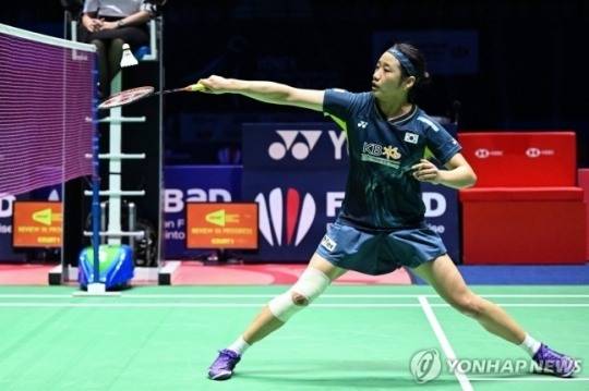 배드민턴 여자단식 세계랭킹 1위 안세영이 경기 중 코트에서 셔틀콕을 받아 넘기고 있다. [연합뉴스 자료사진]