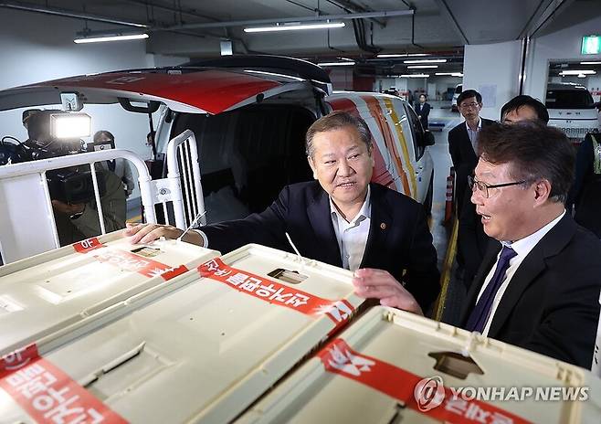 사전투표지 이송 점검하는 이상민 장관 (연합뉴스)