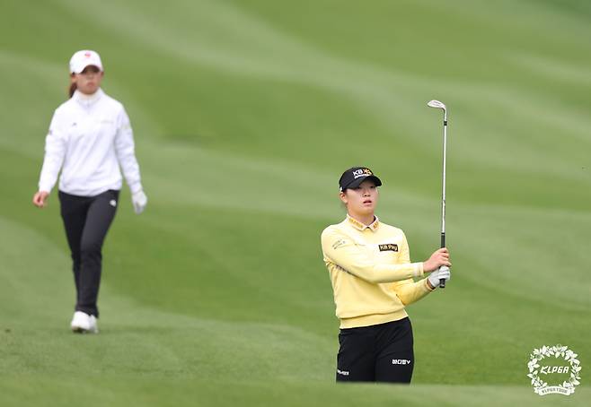 황유민(왼쪽)과 방신실. <사진  KLPGA 제공>