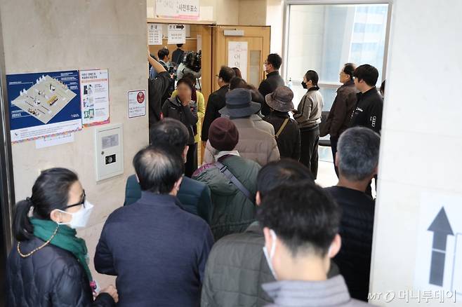 제22대 국회의원선거(총선) 사전투표 첫날인 5일 서울 영등포구 여의동주민센터에 마련된 제22대 국회의원선거 사전투표소에서 유권자들이 사전 투표를 하기 위해 줄을 서 있다. 2024.4.5/뉴스1  Copyright (C) 뉴스1. All rights reserved. 무단 전재 및 재배포,  AI학습 이용 금지. /사진=뉴스1