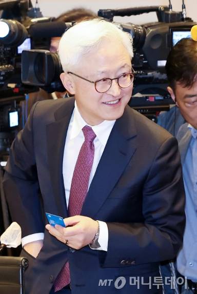 (서울=뉴스1) 민경석 기자 = 경계현 삼성전자 DS부문 사장이 4일 오전 서울 영등포구 여의도 한국경제인협회 컨퍼런스센터에서 열린 'AI전략 최고위 협의회 출범식 및 제1차 회의'에 참석하고 있다.   'AI전략 최고위 협의회'는 생성형 AI 등장과 함께 영향력이 확대되며 국가 전체 AI 혁신의 방향을 이끌 거버넌스가 필요하다는 범정부적 공감대 아래 출범했다. 2024.4.4/뉴스1  Copyright (C) 뉴스1. All rights reserved. 무단 전재 및 재배포,  AI학습 이용 금지. /사진=(서울=뉴스1) 민경석 기자