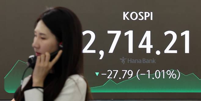 5일 오후 서울 중구 하나은행 딜링룸에서 직원이 업무를 보고 있다./사진=뉴스1