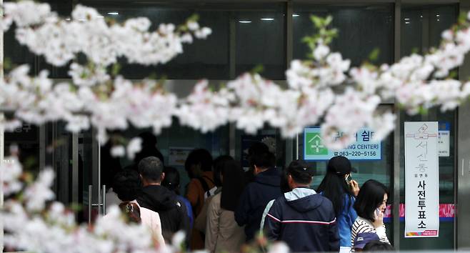 제22대 국회의원 선거 사전투표 첫날인 5일 오후 2시 전국 사전투표율이 9.57%로 집계됐다. 사진은 이날 전북자치도 전주시 서신동주민센터에 마련된 사전투표소에서투표를 하기 위해 줄지어 차례를 기다리고 있는 유권자들. /사진= 뉴스1