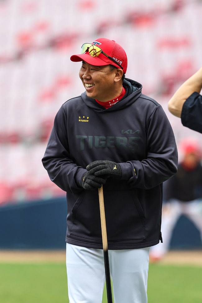 이범호 KIA 감독이 지난달 27일 광주KIA챔피언스필드에서 열린 롯데와의 KBO리그를 앞두고 경기 전 그라운드에서 활짝 웃고 있다.  KIA 제공