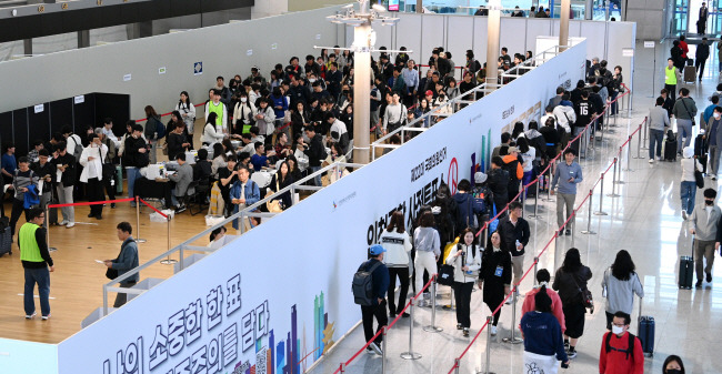 해외여행 전 사전투표 제22대 국회의원 선거 사전투표 첫날인 5일 오전 인천국제공항 제1여객터미널에 마련된 운서동 제2사전투표소에서 여행객들이 투표를 하고 비행기에 탑승하기 위해 길게 줄을 서서 순서를 기다리고 있다.  문호남 기자