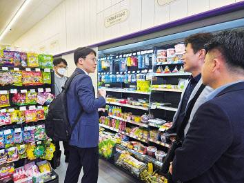 최연우 산업통상자원부 에너지정책관과 한전 관계자가 4일 한 편의점을 찾아 냉장고 문달기 지원사업을 홍보하고 있다. [한국전력 제공]