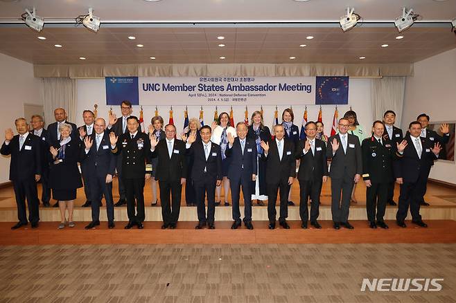 [서울=뉴시스] 사진공동취재단 = 5일 오전 서울 용산구 국방컨벤션 태극홀에서 열린 '유엔사회원국 주한대사초청 행사’에서 신원식 국방부 장관, 반기문 전 유엔사무총장, 데릭 멕컬리 유엔사 부사령관, 정병원 외교부 차관보를 비롯한 주한 대사들이 기념촬영을 하고 있다. 2024.04.05. photo@newsis.com