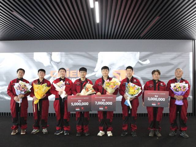 김용남 엔지니어(오른쪽 네번째)를 비롯해 이번 대회에서 본선에 진출한 8명의 엔지니어가 기념촬영하고 있다. TYM