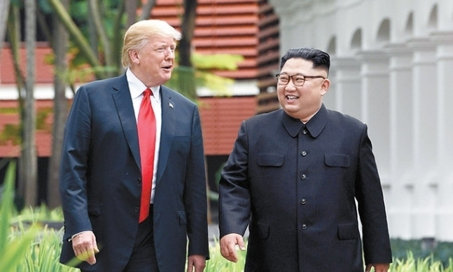 지난 2018년 6월 12일 싱가포르 센토사 섬 카펠라 호텔에서 도널드 트럼프 미국 대통령(왼쪽)과 김정은 북한 국무위원장이 업무오찬을 마친 뒤 산책을 하고 있다. AP연합뉴스