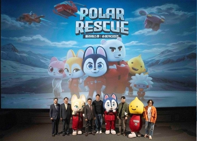 지난 4일 서울 CGV 용산아이파크몰에서 열린 애니메이션 ‘폴라레스큐-슈퍼가디언즈’ 제작발표회에서 주요 참석자들이 주요 캐릭터들과 기념사진을 찍고 있다. 에이컴즈 제공