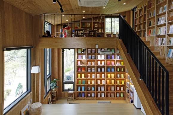 색색의 시집 표지를 활용해 꾸민 학산숲속시집도서관. 다락 공간은 쪽창으로 내려다보이는 호수 풍경이 매력 있다.