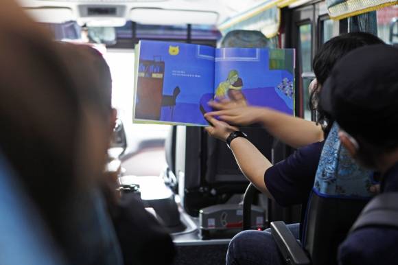 전주 ‘도서관여행’은 도서관 여행해설사가 동승해 전 일정을 같이하는데, 해설사들은 또 한 권의 움직이는 사람 책이다.
