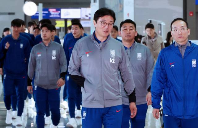 두바이로 출국하는 황선홍 올림픽 축구 대표팀 감독. 연합뉴스