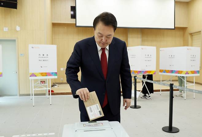 윤석열 대통령이 제22대 국회의원선거 사전투표가 시작된 5일 부산 강서구 명지1동 행정복지센터 사전투표소에서 투표용지를 투표함에 넣고 있다. ⓒ연합뉴스