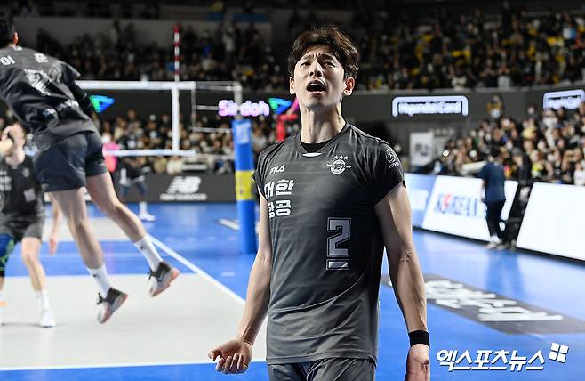 남자프로배구 대한항공 세터 한선수가 득점 후 세리머니하고 있다. 한선수는 올 시즌 종료 후 자유계약 시장에 나왔다. 엑스포츠뉴스 DB