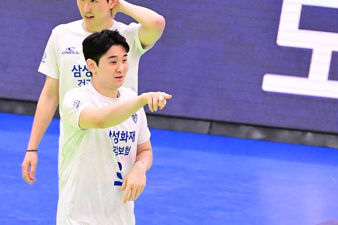 남자프로배구 삼성화재 세터 노재욱이 경기 중 동료를 가리키고 있다. 노재욱은 올해 자유계약 자격을 얻었다. KOVO 제공